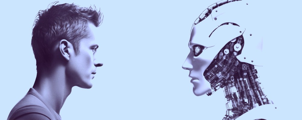 Ein Mann und ein humanoider Roboter stehen sich im Profil gegenüber, wobei der Kontrast zwischen den menschlichen Gesichtszügen und den Roboterkomponenten vor einem hellblauen Hintergrund hervorgehoben wird.